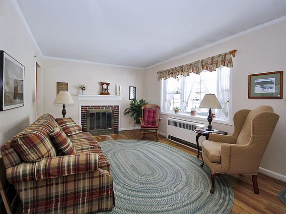 Living Room with fireplace