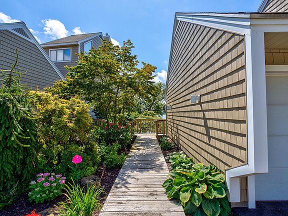 4th image of 428 Howard Avenue #18