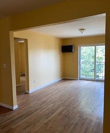 5th image of 1050 E 223rd St