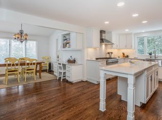 11 Lakeview Dr, West Hartford, CT 06117