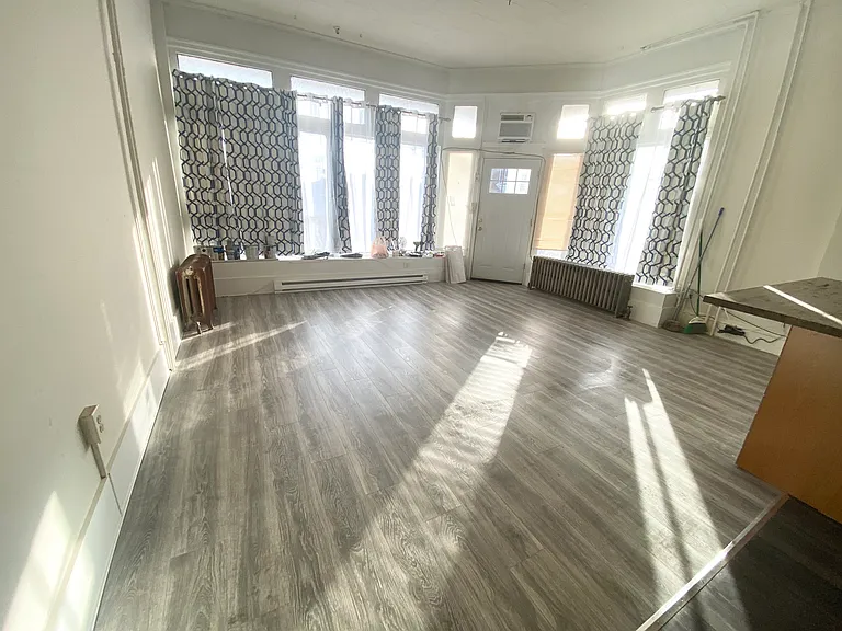 901 Queen St #1F — Photo 17