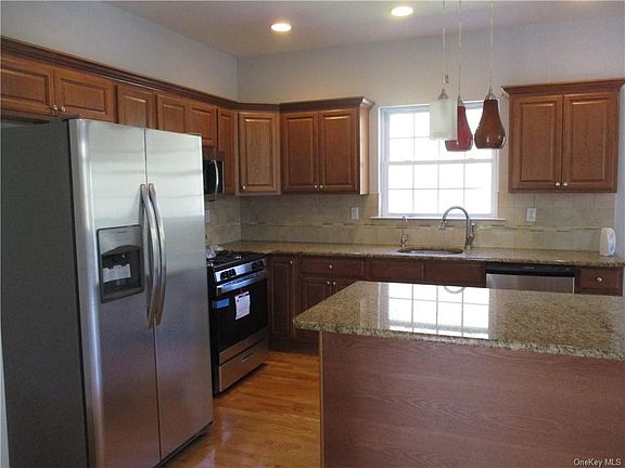 4th image of 91 Glen Rock Cir