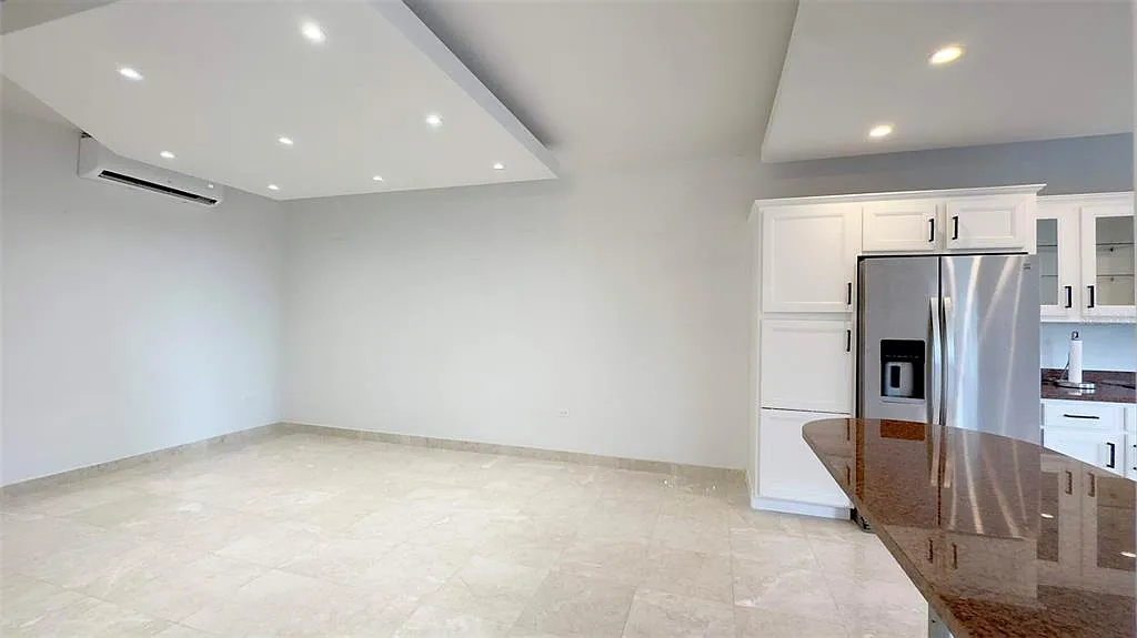 3 bed, 2.5 bath, 2349 sqft, $5,000 — Photo 3