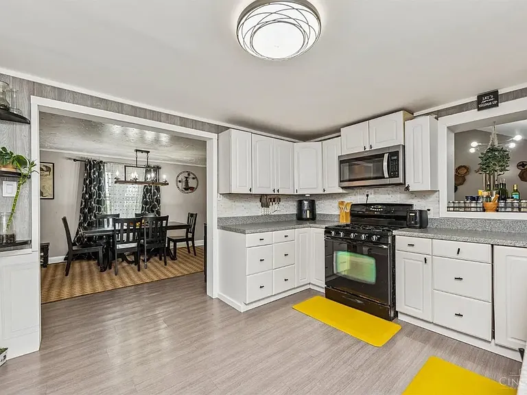 670 Davis Ln — Photo 4