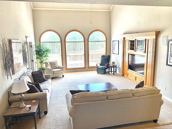4th image of 421 Royal Oak Ln