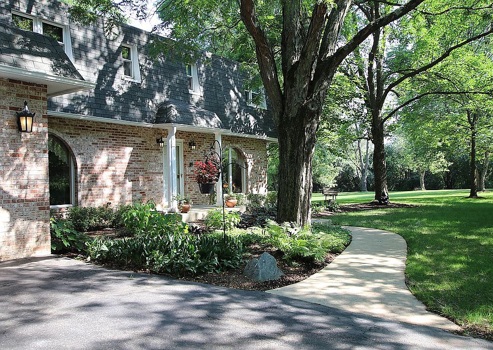 1st image of 16 Brierwoods Ln