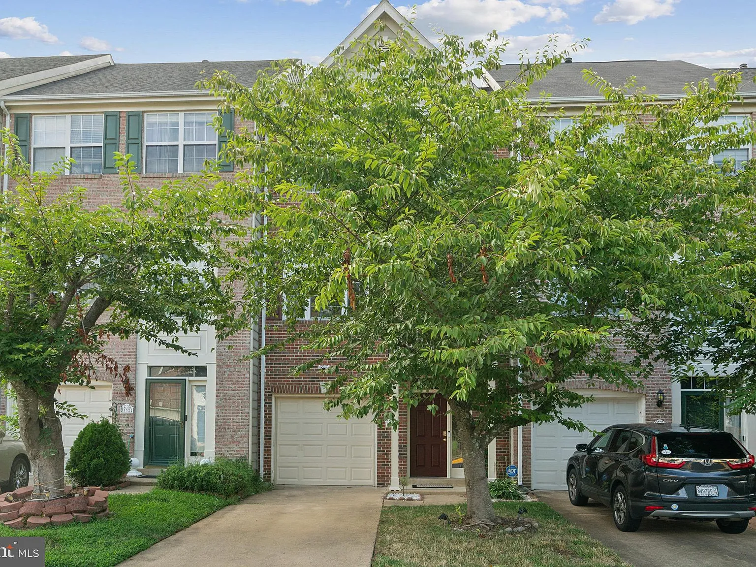 3 bed, 4.0 bath, 2292 sqft, $3,000 — Photo 2