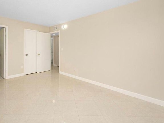 4th image of 881 NE 207th Ter