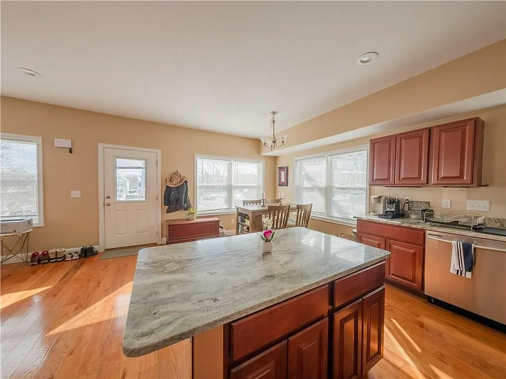 3 bed, 2.0 bath, 1680 sqft, $3,950 — Photo 3