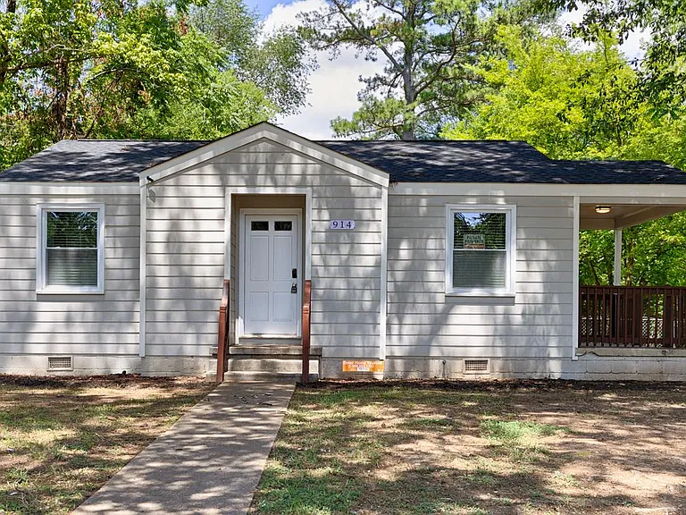 914 Linwood Dr NW — Photo 1