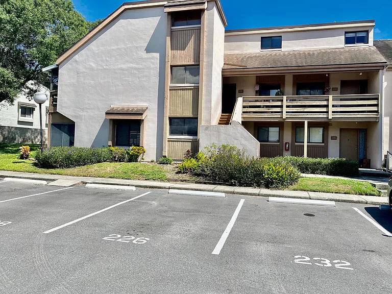 LOCATION LOCATION!
Orienta Point.
Located across from Altamonte Mall.