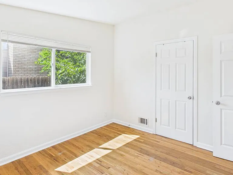 2261 W 56th Pl — Photo 21