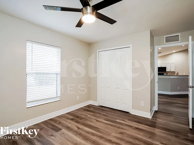 629 NE Juanita Ct — Photo 13