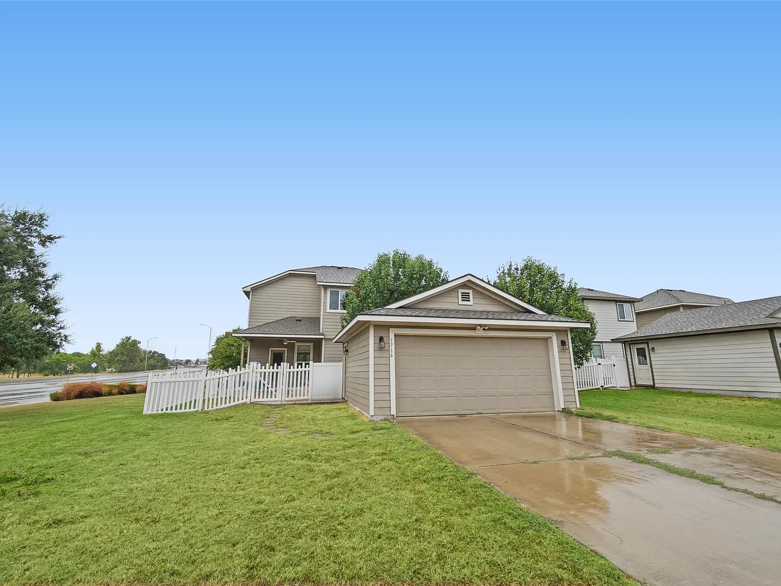 3 bed, 2.5 bath, 1894 sqft, $2,095 — Photo 2