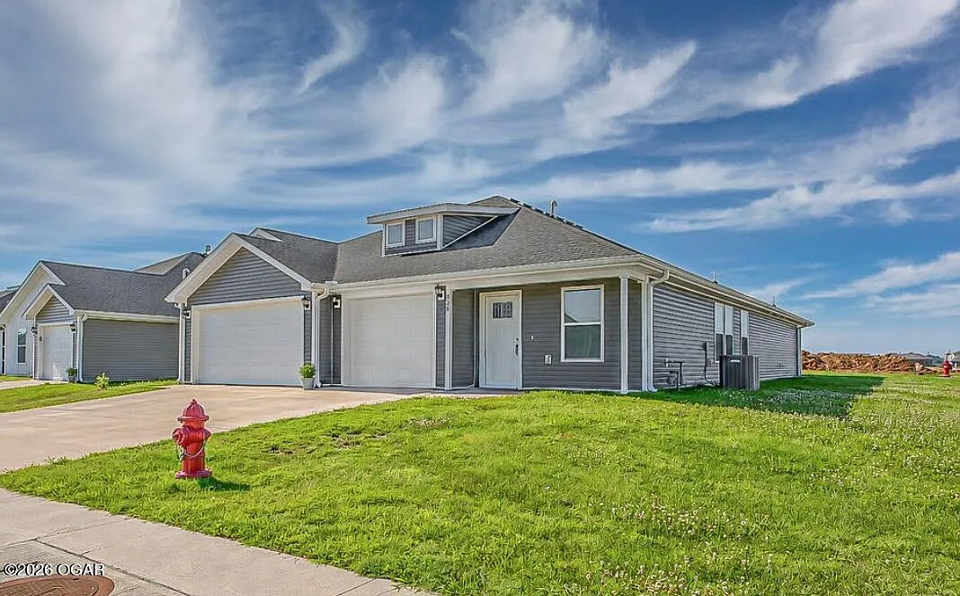 3 bed, 2.0 bath, 1385 sqft, $1,400 — Photo 1