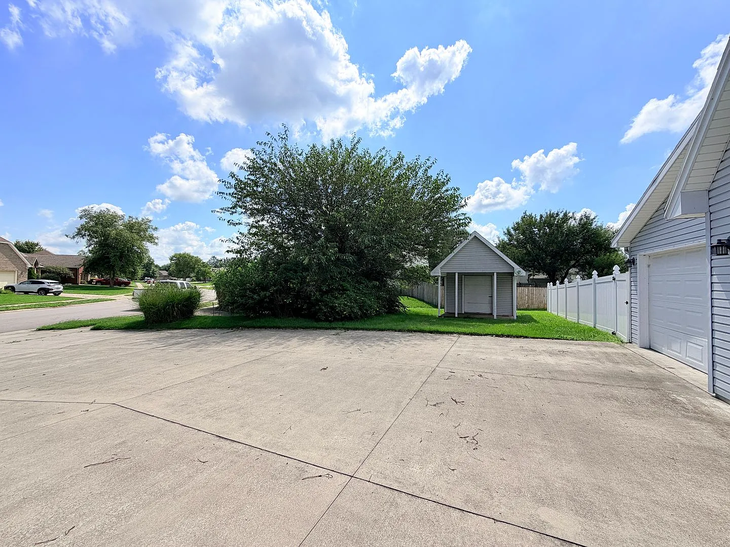 Now Showing: 5 Bedroom / 3.5 Bathroom Home Located At 2047 Parkside Dr. In Columbus, In — Photo 3