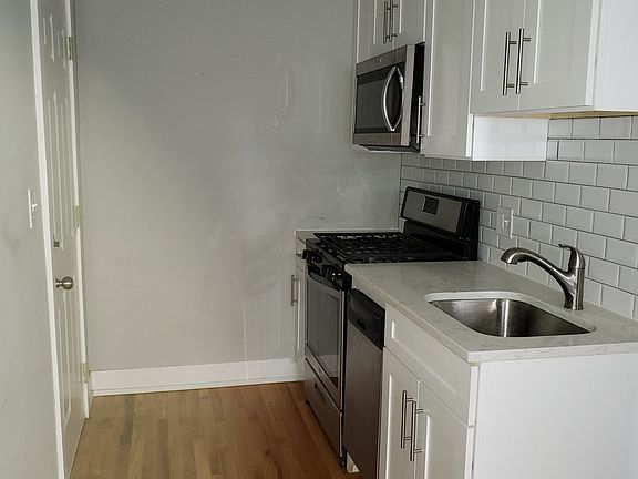 3rd image of 822 W Cuyler Ave APT 231