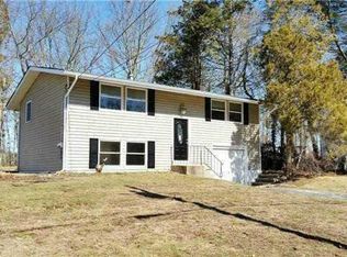 25 Cabin Ln, East Setauket, NY 11733