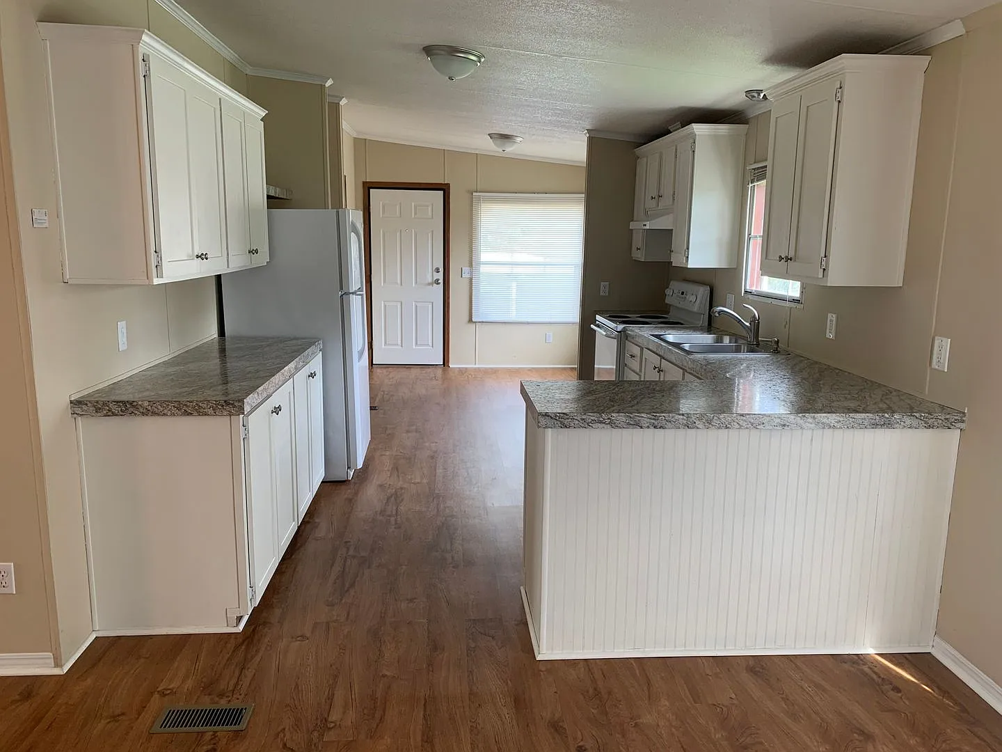 Spacious 3 Bed/2 Bath Home - Large Corner Lot - Split Floor Plan - 2 Car Carport - No Pets — Photo 2