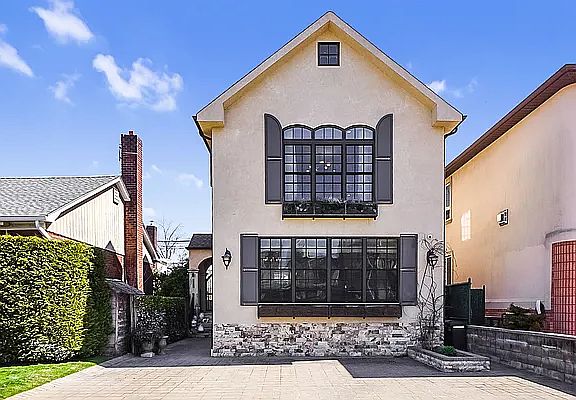 2nd image of 211 Beaumont St