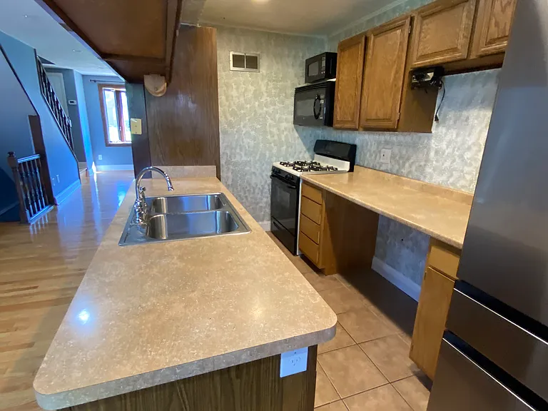 1155 Taylor Dr — Photo 3