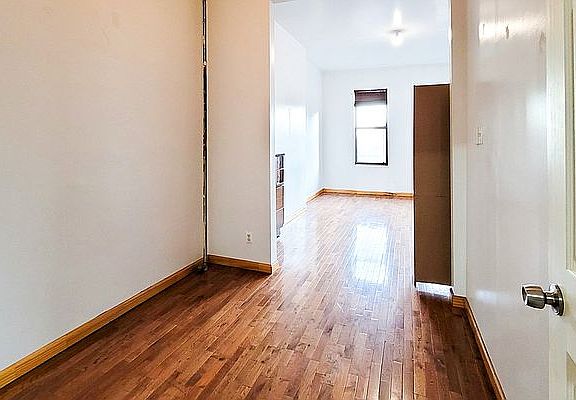 5th image of 245 Montrose Ave APT 3R