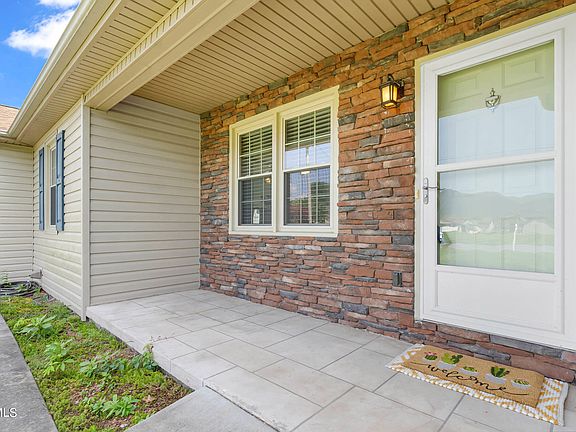 5th image of 121 Thomas Lincoln Pl