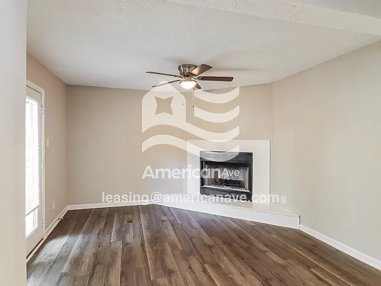 893367_002_living_room_2.jpg