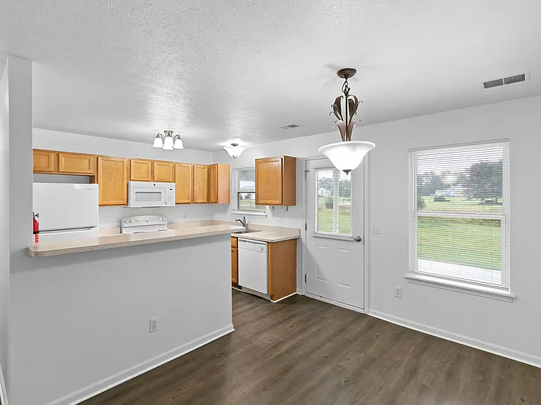 711 Cattail Ln — Photo 4
