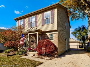 104 W Tacoma St, Clawson, MI 48017