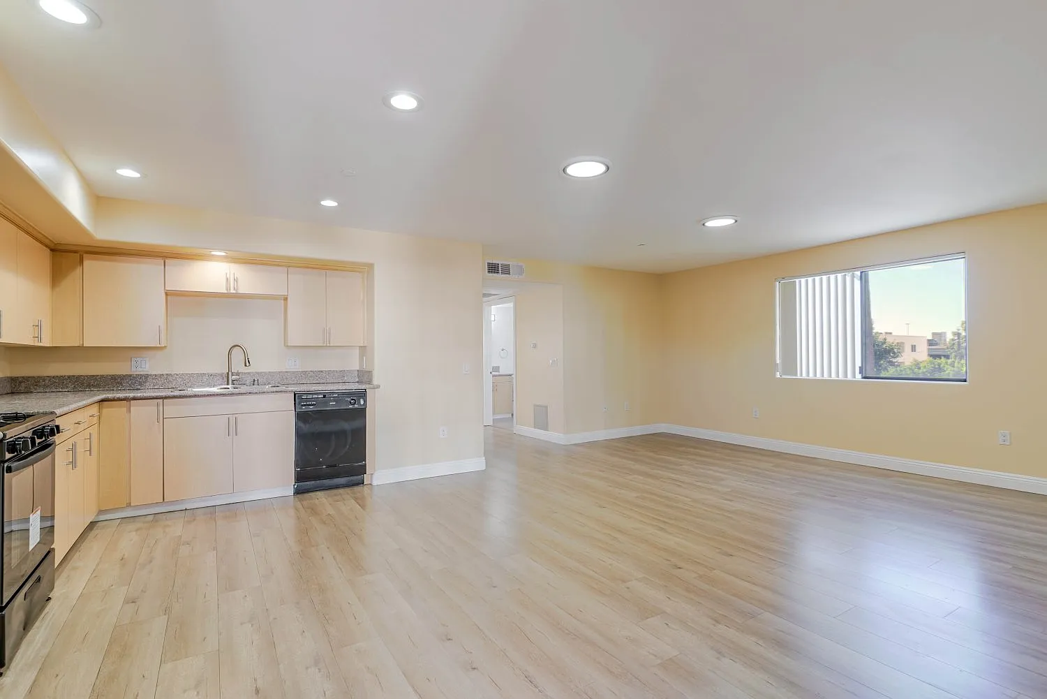 2 bed, 1000 sqft, $2,600 — Photo 2