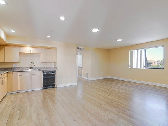 2nd image of 1466 Tamarind Ave APT 101