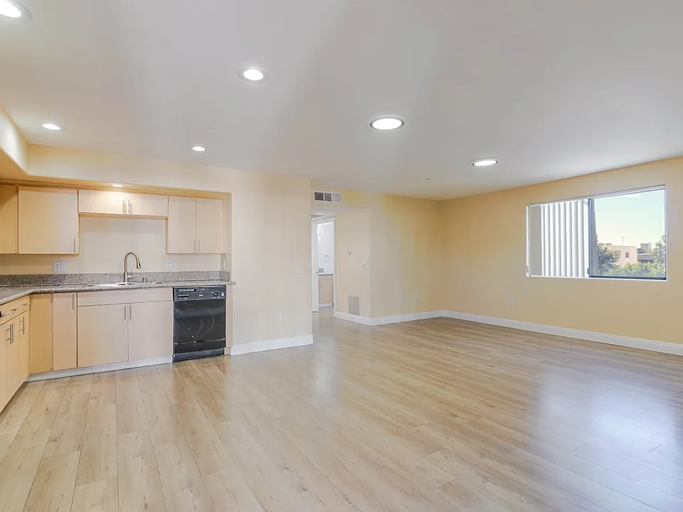 1466 Tamarind Ave #101