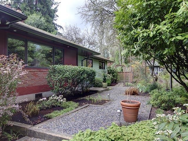 Front w/ Gravel Walk