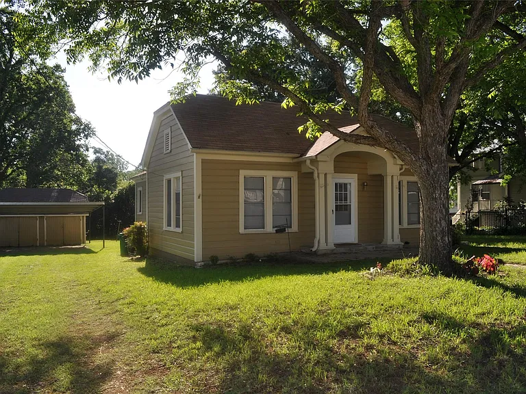 701 Clinton St — Photo 2