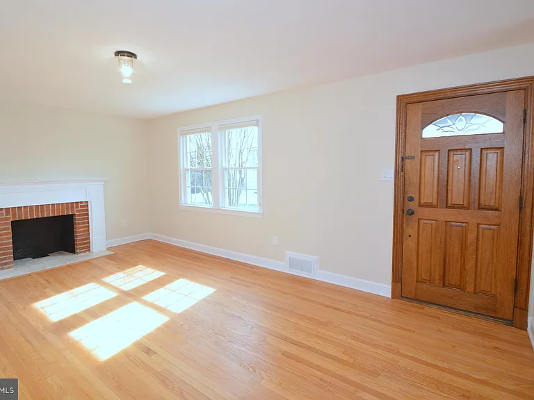 2441 N McKinley St — Photo 4