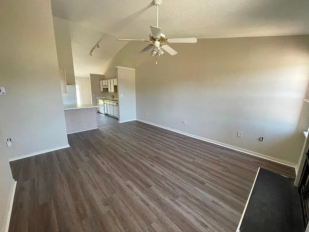 3 bed, 1200 sqft, $1,300 — Photo 2
