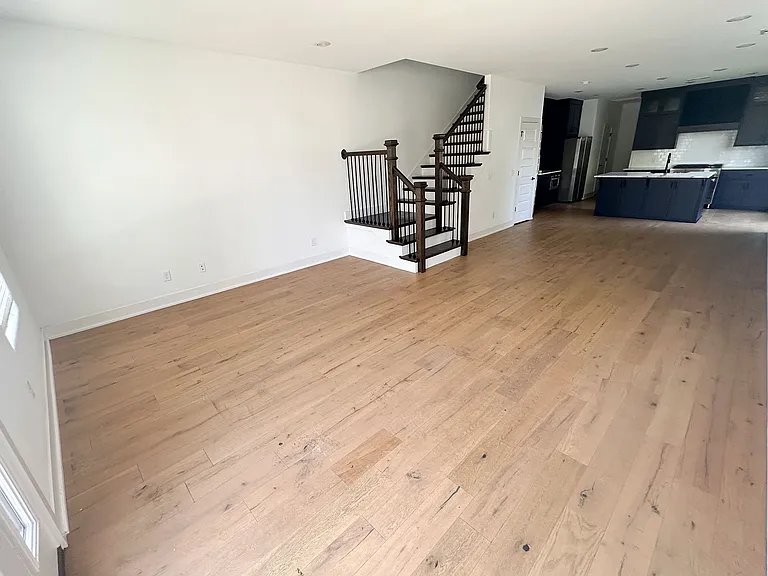 933 W Holly St — Photo 3