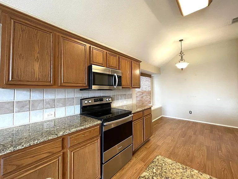 6000 White Pine Dr — Photo 4