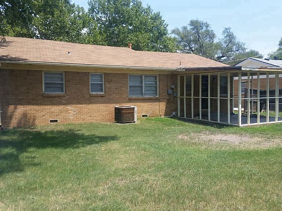 Large Yard - Screen Porch - Privacy Fence
