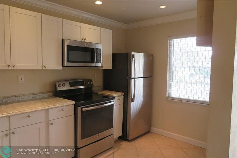 1st image of 860 SE 6th Ave APT 208