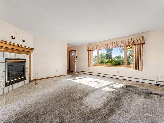 4th image of 407 Hiawatha Blvd