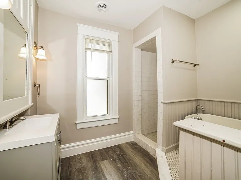 1696368_026_main_bathroom_12972466.jpg