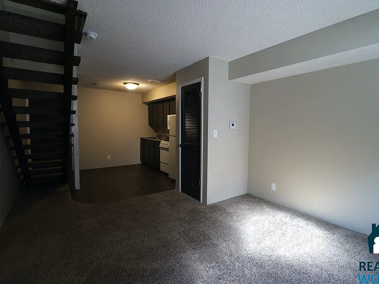 2338 E St — Photo 3