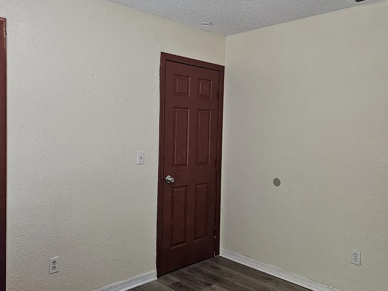 305 E Lake St — Photo 13