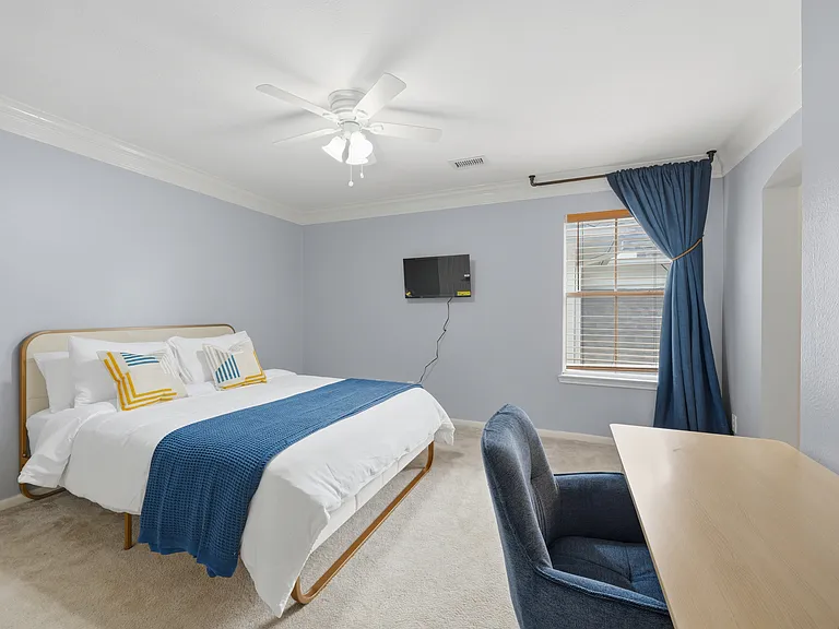2nd Bedroom w/ Queen Bed