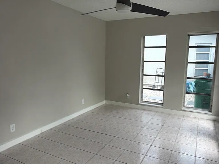 47 SE 13th St #2 — Photo 5