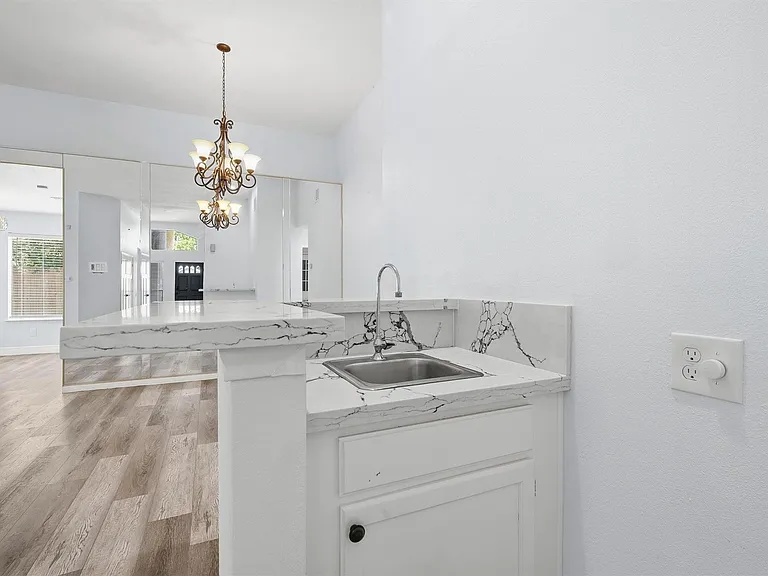 7815 Royan Dr — Photo 7