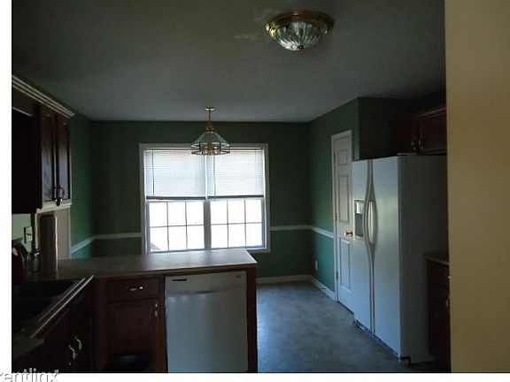 5th image of 995 Garfield Way