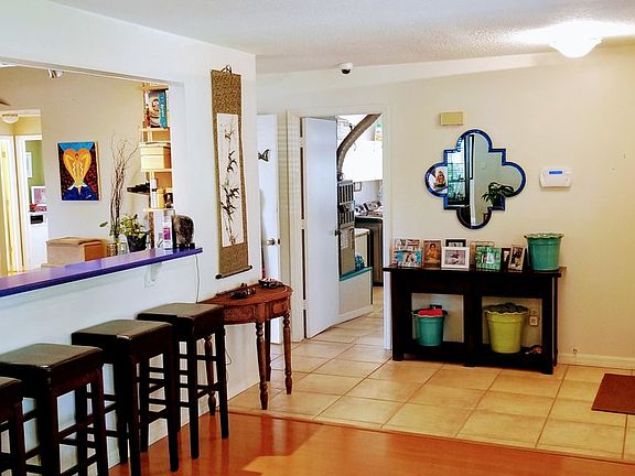 Kitchen Bar / Entertaining